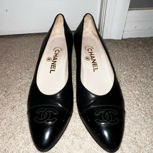 Vintage Chanel kitten heels sz 37